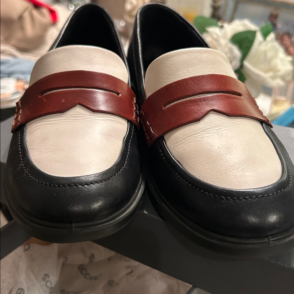 Ecco Dress Classic Black and Cream Loafers with Brown Strap 5.5 fits 6